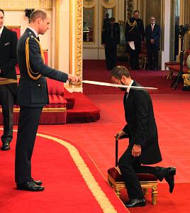 Click image for larger version. 

Name:	ringo-starr-knighted-1521552104.jpg 
Views:	227 
Size:	671.1  
ID:	123848