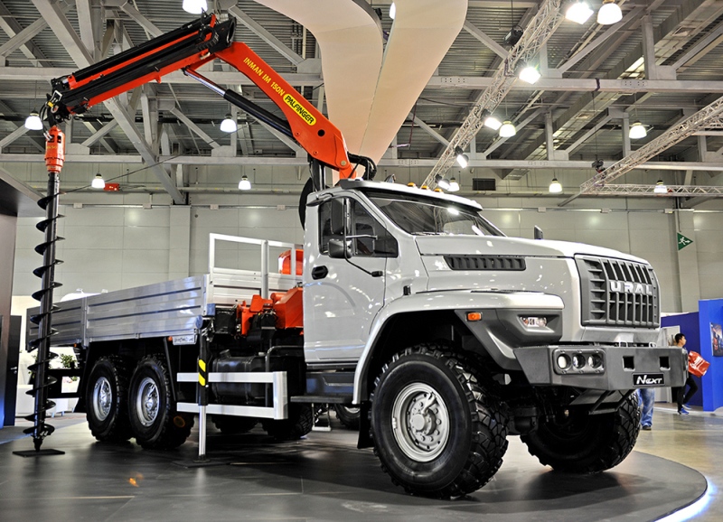 משאית אורל 6X6 עם התקן לחפירה בתוך הראש מגיעה ישירות מתערוכת הבניה במוסקבה בירת רוסיה