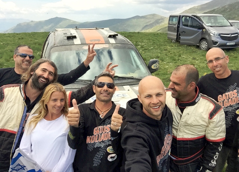 אחוות מתחרים ישראלים בראלי יוון 2015 על רקע הנוף של גבול מקדוניה
