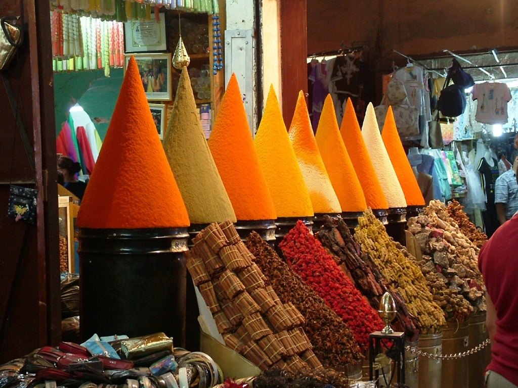 חנות תבלינים קלאסית וצבעונים עם טעמים וריחות מיוחדים במהלך טיול רכבי 4X4 במרוקו