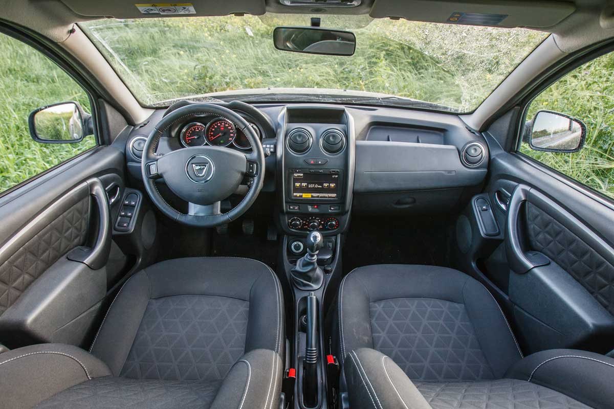פנים הרכב וסביבת הנהג של דאצ'יה דאסטר 2015 החדשה 
במבחן שטח מול סובארו xv 1.6