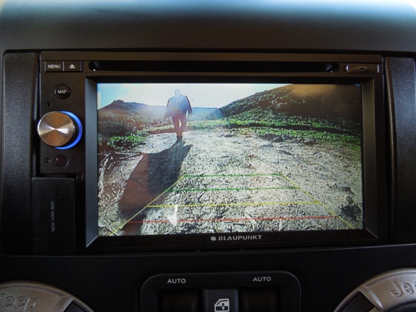 ג'יפ רנגלר מצויד במצלמת רברס לנסיעה בטוחה לאחור